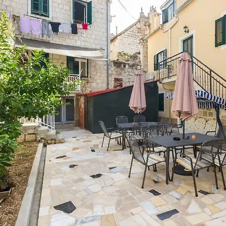 بيت ضيافة Peruzovic 1 3*