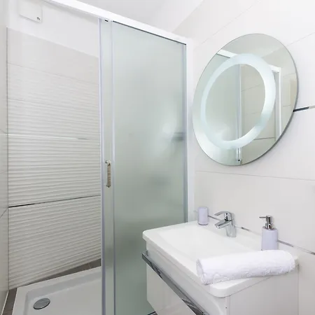 Peruzovic 1 3* Split